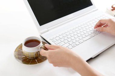 Dizüstü bilgisayar kullanan bir kadın