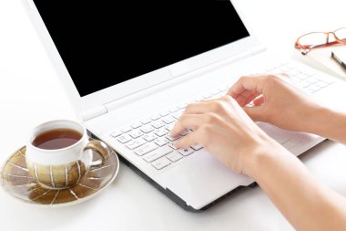 Dizüstü bilgisayar kullanan bir kadın