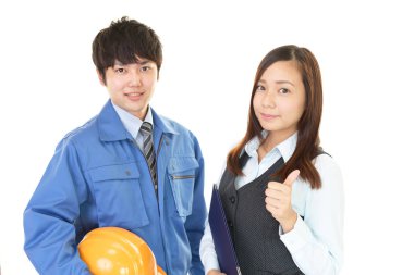 İşçi iş kadını ile gülümseyen