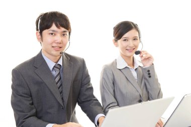 Ofislerine gülümseyen telefon operatörleri