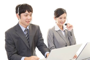 Ofislerine gülümseyen telefon operatörleri