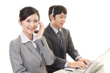 Ofislerine gülümseyen telefon operatörleri