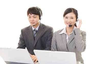 Ofislerine gülümseyen telefon operatörleri