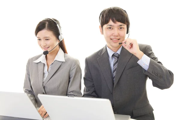 Lächelnde Telefonistinnen Ihrem Büro — Stockfoto