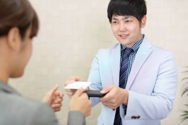 Meslektaşı için kartvizitini veren işadamı