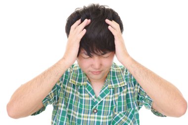 Sinirli adam beyaz arka plan üzerinde izole