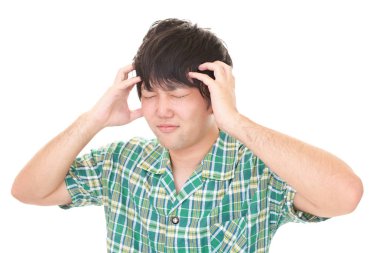 Beyaz arka plan üzerinde izole sinirli Asyalı adam