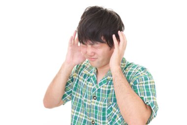 Adam beyaz arka plan üzerinde izole kulakları kapanış