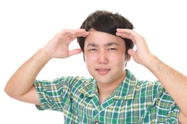 Adam saçlarıyla mutsuz görünüyor.