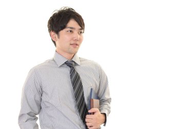 Gülümseyen Asyalı işadamı beyaz arka planda izole edilmiş