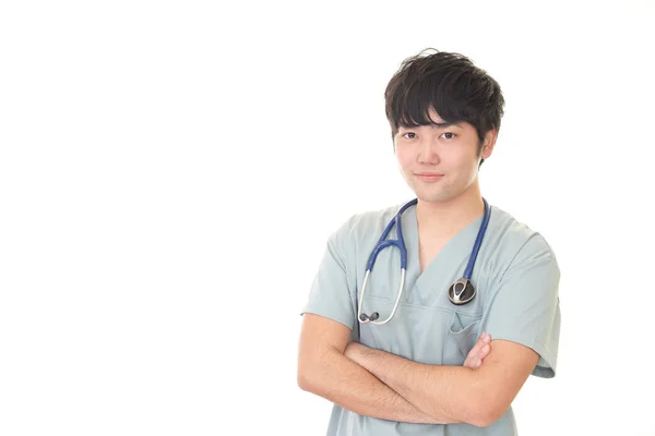 Sonriente Médico Asiático Aislado Sobre Fondo Blanco — Foto de Stock