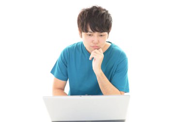 Asya bir dizüstü bilgisayar kullanan adam