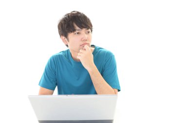 Asya bir dizüstü bilgisayar kullanan adam