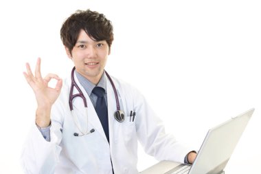 Doktor dizüstü bilgisayarda çalışıyor.