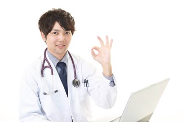 Doktor dizüstü bilgisayarda çalışıyor.