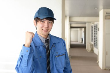 Asyalı işçi başarının tadını çıkarıyor