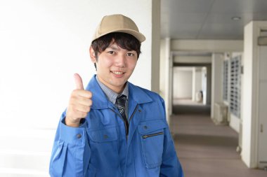 Asyalı işçi başarının tadını çıkarıyor