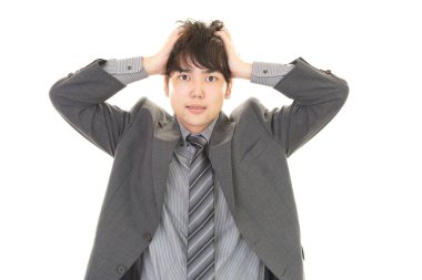 Beyaz arka plan üzerinde izole sinirli Asya iş adamı