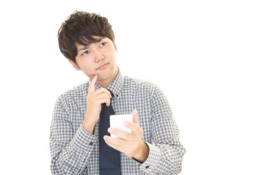 bir akıllı telefon tutarak işadamı