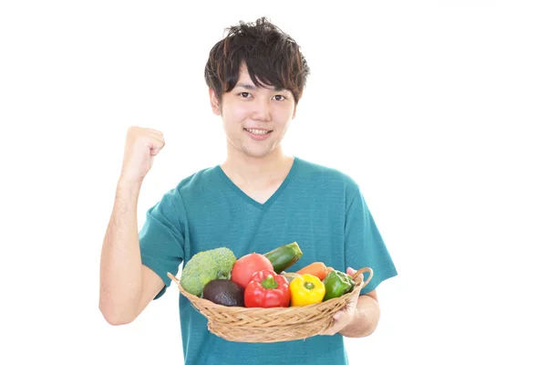 Sorrindo Homem Asiático Com Legumes — Fotografia de Stock