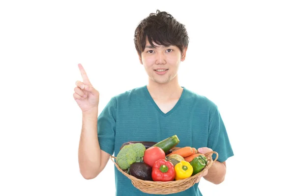 Lachende Aziatische Man Met Groenten — Stockfoto