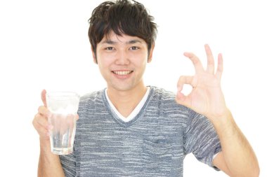 Yakışıklı adam içme suyu portresi