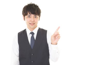 İşadamı parmağıyla işaret ediyor.