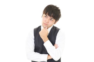 Huzursuz görünen bir iş adamı portresi.