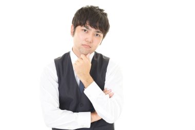 Huzursuz görünen bir iş adamı portresi.