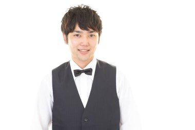 Beyaz arka plan üzerinde izole yakışıklı genç garson