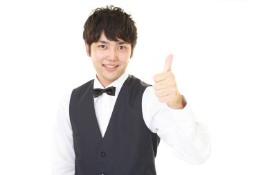 Beyaz arka plan üzerinde izole mutlu genç garson