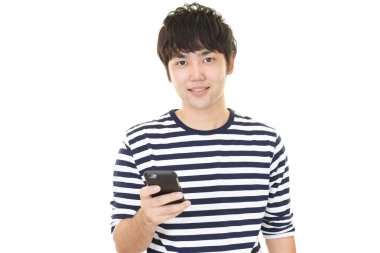 Asya adam akıllı telefon tutarak