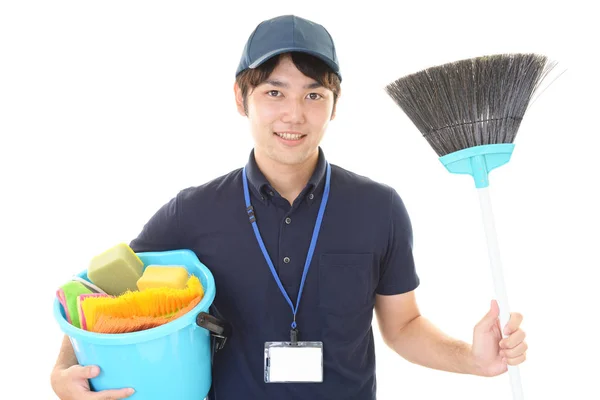 Улыбающийся Азиатский Уборщик Позирует Чистящими Средствами — стоковое фото