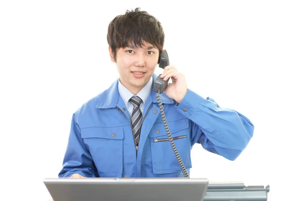 Sorrindo Trabalhador Asiático Com Telefone — Fotografia de Stock