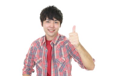 Asyalı adam işaret veriyor.