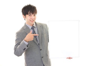 Bir beyaz tahta ile gülümseyen Asya işadamı