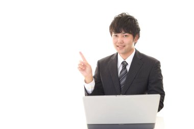 İşadamı parmağıyla işaret ediyor.