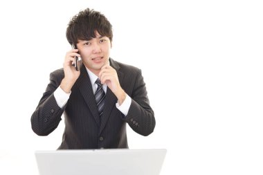 Huzursuz görünen bir iş adamı portresi