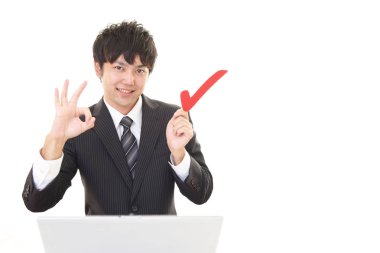 Onay işareti ile Asya iş adamı