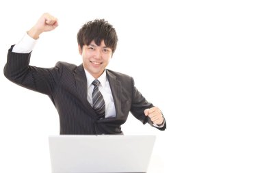 Mutlu poz veren erkek ofis çalışanı.