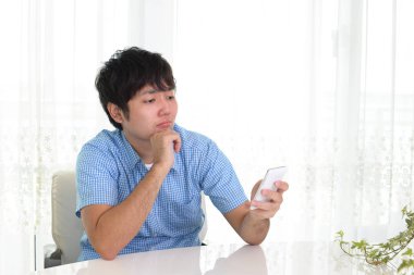 Adam akıllı telefon arayan