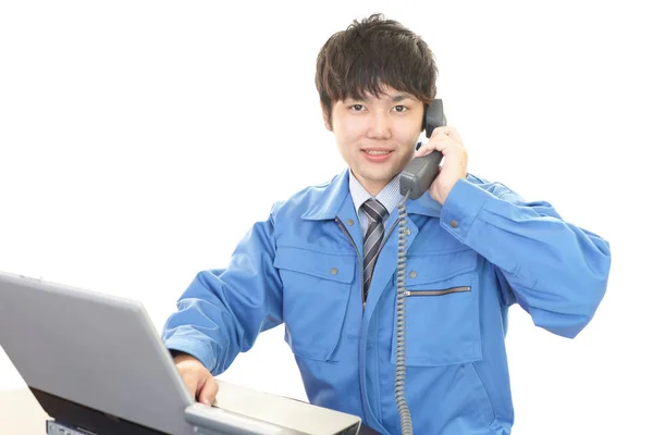Sorrindo Trabalhador Asiático Com Telefone — Fotografia de Stock