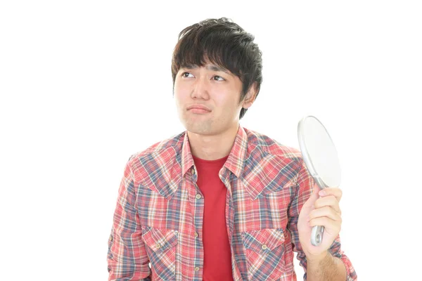 Aziatische Man Kijken Naar Zijn Gezicht Spiegel — Stockfoto