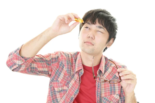 Homem Pingando Olho Com Olhos Gotas — Fotografia de Stock