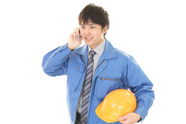 Trabalhador Asiático Que Está Falando Telefone Inteligente — Fotografia de Stock