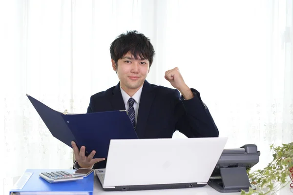 Der Männliche Büroangestellte Der Glücklich Posiert — Stockfoto