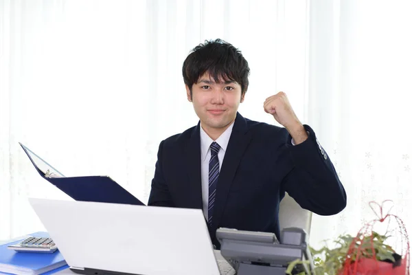 Mannelijke Kantoormedewerker Die Gelukkig Poseert — Stockfoto