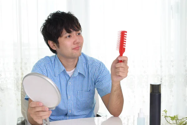 Man Die Zijn Haar Borstelen — Stockfoto