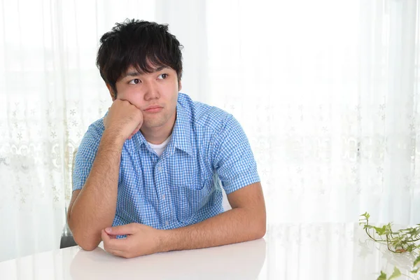 Depressief Aziatische Man Thuis — Stockfoto