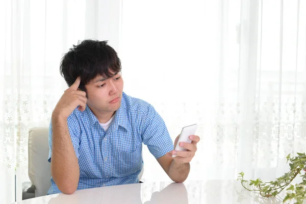 Adam akıllı telefon arayan